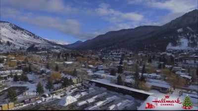 VICTORIA: First round,
get as many snowballs - Check Inn to Christmas