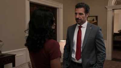 Victoria: How do they know
she's online? - Tyler Perry's The Oval