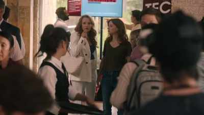 VICTORIA: You know, I've always
been interested in virtual reality. - The Spencer Sisters