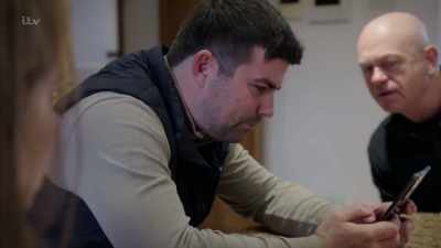 VIDEO PLAYS - Britain's Tiger Kings - On the Trail with Ross Kemp