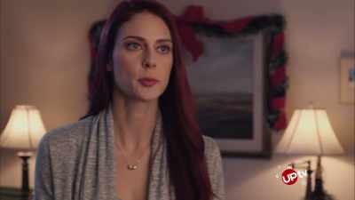 - Vil du have en pude til?
- Nej tak. - Christmas Wedding Runaway