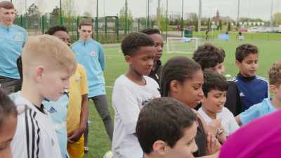 [Vincent] I'll give you one skill.
It's an easy one for a start. - All or Nothing: Manchester City