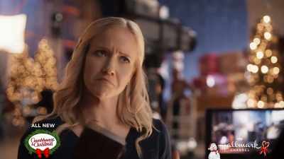 Vivienne, I, uh...
I don't hear anything. - A Nashville Christmas Carol