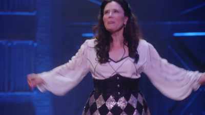 Vorbeam și discutam - Alex Borstein: Corsets & Clown Suits