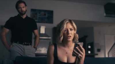 Vyběhla z domu, - My Two Husbands
