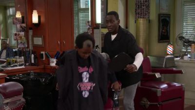 W-W-Wait, wait, wait.
Little man, I-I can fix it. - The Neighborhood