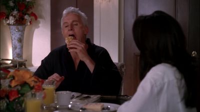 (waffle crunching) - Desperate Housewives