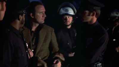 Wait a minute, I'm Frank Davis.
I want to see Lt. Perkins. - It's Alive