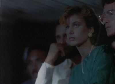 Wait a minute.
Isn't that her over there? - Miami Vice