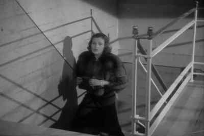 Wait a minute. - Charlie Chan on Broadway