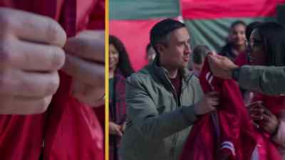 ♪ Wait a second,
wait a minute. ♪ - Jingle Bell Run