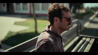 Wait here. - Narcos: Mexico