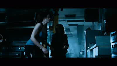 Wait here. - Resident Evil: Apocalypse