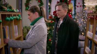 Wait. How did you-- - Meet Me Under the Mistletoe