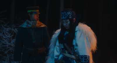 Wait. If we skin him
before the bear gets here... - Golden Kamuy