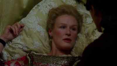 Wait in my dressing room. - Dangerous Liaisons