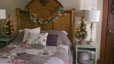 - Wait! Julia, wait!
- Hello? Julia? - The Christmas Listing