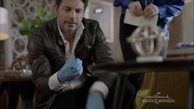 - Wait, look at this.
- What? - Crossword Mysteries: Abracadaver