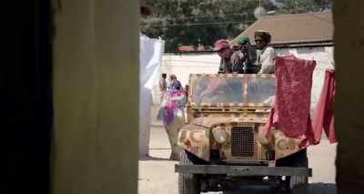 Wait for me one minute.
I'm coming, guys. - The Journey Is the Destination