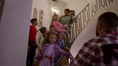 - Wait, wait... hey, hey.
- Guys, guys, guys, please, please. - Cheaper by the Dozen