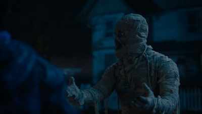 -Wait! Wait!
-[mummy groaning] - Under Wraps