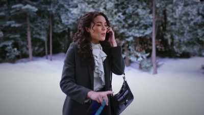 Wait, wait, wait.
Ben as in Benjamin. - Unwrapping Christmas: Olivia's Reunion