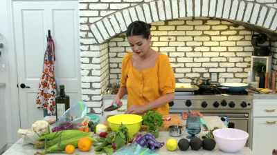 Wait, wait, wait, wait. [laughter] - Selena + Chef
