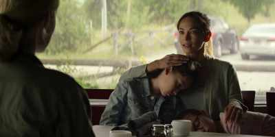 - Wait, wh-what's wrong?
- Who the hell is she talking to? - Reacher