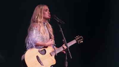 -Wait, what?
-Dad, stop, please. - Carrie Underwood: Reflection