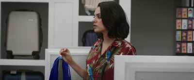 Wait. Wouldn't it be more suspicious
if we go through security with a suitcase - The Spy Who Dumped Me