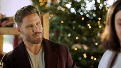- Wait, you're not competing?
- No, I'm just here - Mom's Christmas Boyfriend