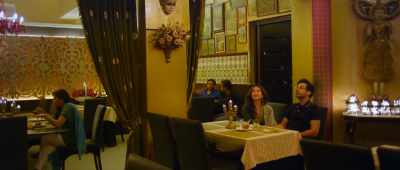 Waiter, get another drink.
- Okay, Aarti, I think... - Shaadi Mein Zaroor Aana