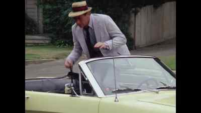 Waitin' for the stretch.
The over-the-shoulder look. - Kolchak: The Night Stalker