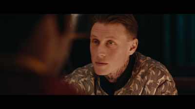 WAITRESS: Hey, so, a Brixton...
and a sauvignon... - Femme