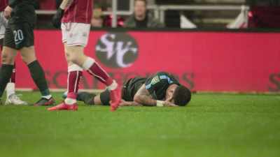 Walker, just at that challenge,
Walker has gone to the ground. - All or Nothing: Manchester City