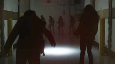 [Walkers growling,
gunshots echoing] - The Walking Dead: World Beyond