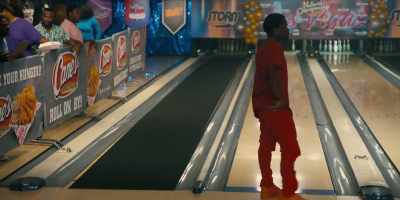 Walt gets a niner
on his first shot. (chuckling) - The Gutter