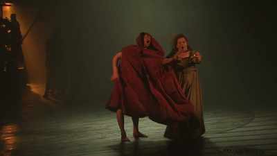 Wanna come with me?
I've got wine. We can drink. - Great British Theatre