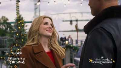 - Wanna dance?
- I'd love to. - USS Christmas