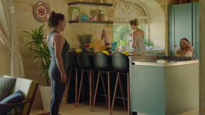 - Want a smoothie?
- Yeah! Thank you. - The Holiday