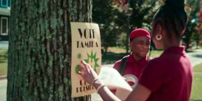 - Want any help?
- Yeah, thanks. Can you tape it for me? - Swagger