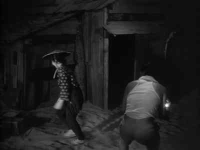 - Want help?
- No, not on the first day. - Woman in the Dunes