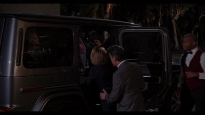 -Want me to help?
-[grunts] Uh, no, no. - Grace and Frankie