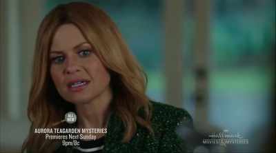 Wat?
-Dina, bel alsjeblieft de politie. - Aurora Teagarden Mysteries: A Game of Cat and Mouse
