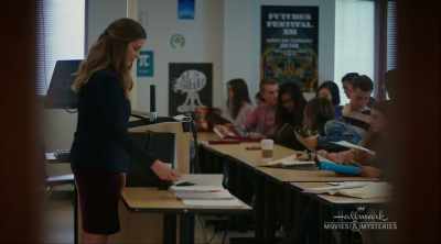 Wat een verrassing.
-We willen je iets vragen. - Aurora Teagarden Mysteries: A Game of Cat and Mouse