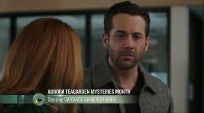 Wat stond erop?
-Dat jij haar lievelingsklant bent. - Aurora Teagarden Mysteries: A Game of Cat and Mouse
