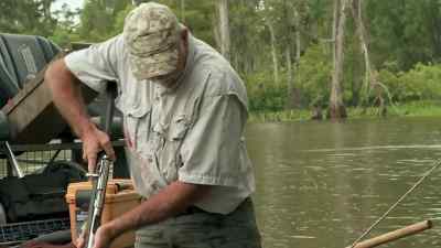 Watch him. - Swamp People