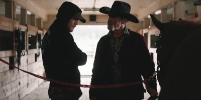 - Watch how he does it. - Yellowstone
