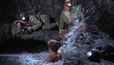 (water splashes) - Trog