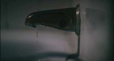 (water trickling)
(tense music) - Parallax